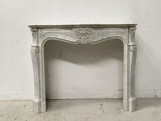 Cheminée trois coquilles de style Louis XV en marbre blanc . XX siècle .