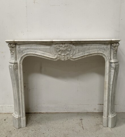 Cheminée trois coquilles de style Louis XV en marbre blanc . XX siècle .