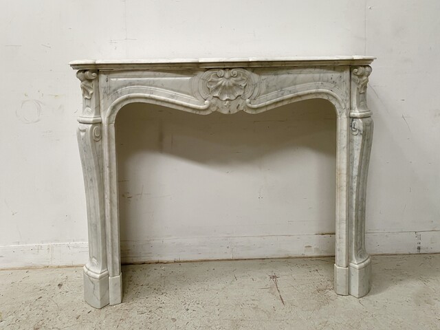 Cheminée trois coquilles de style Louis XV en marbre blanc . XX siècle .
