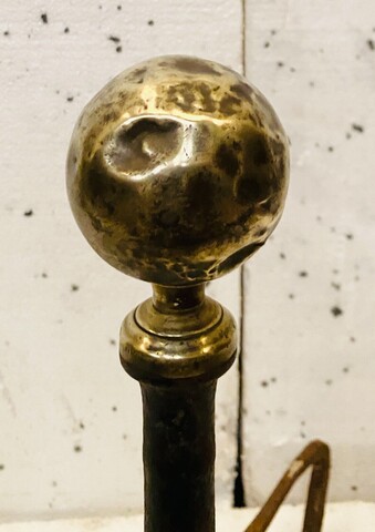 chenets en fonte de fer martelé à décor d'une boule en laiton . XIX siècle .