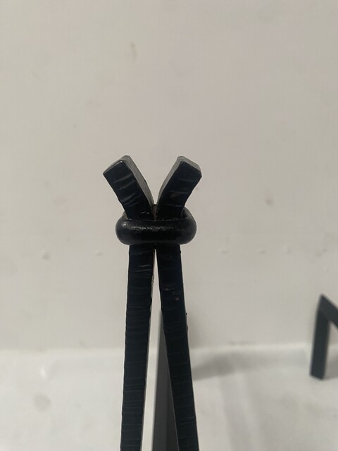 chenets en fonte de fer martelé minimaliste . XX siècle .