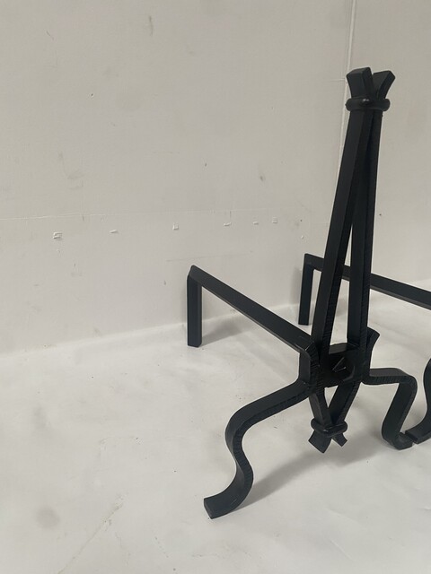 chenets en fonte de fer martelé minimaliste . XX siècle .