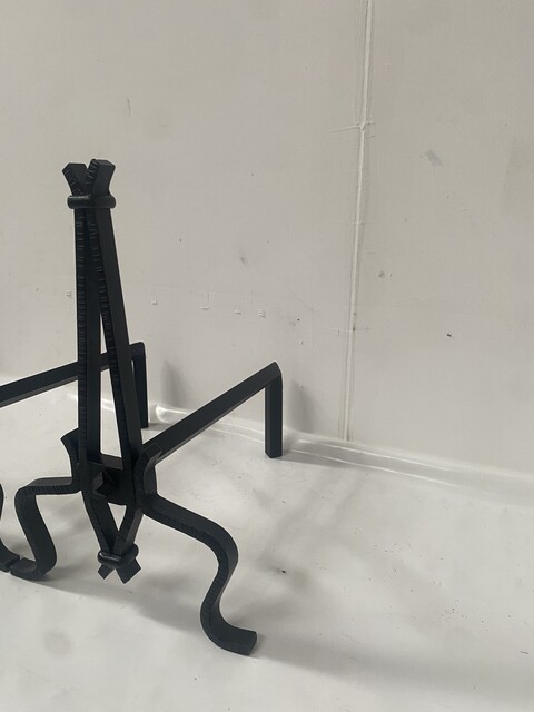 chenets en fonte de fer martelé minimaliste . XX siècle .