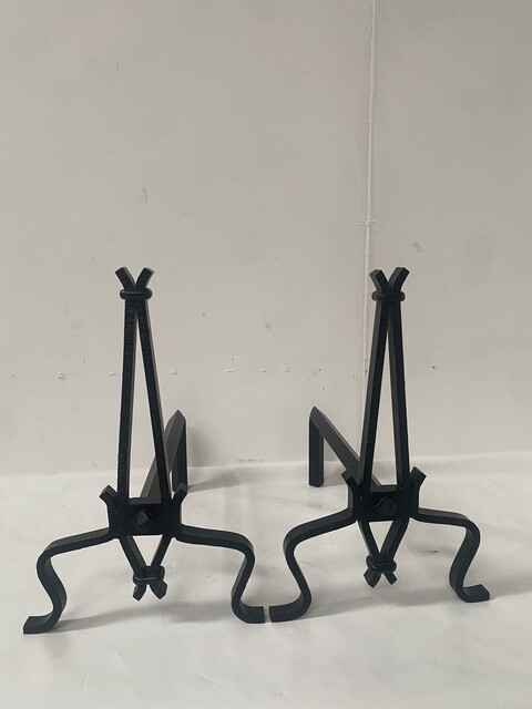 chenets en fonte de fer martelé minimaliste . XX siècle .