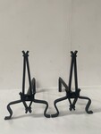 chenets en fonte de fer martelé minimaliste . XX siècle .