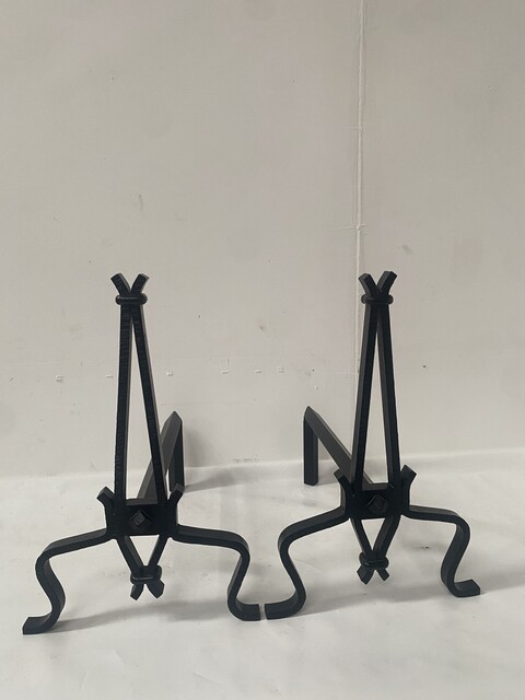 chenets en fonte de fer martelé minimaliste . XX siècle .