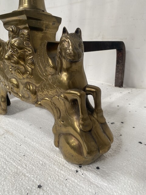 chenets en laiton à décor de chevaux marin et mufle de lion . XX siècle .