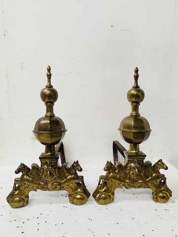 chenets en laiton à décor de chevaux marin et mufle de lion . XX siècle .