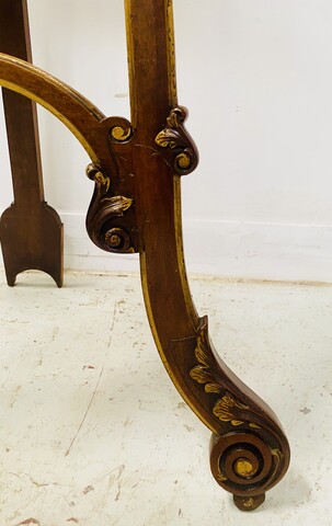 chevalet de style Louis XV en noyer massif finement sculpté . XIX siècle .