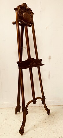 chevalet de style Louis XV en noyer massif finement sculpté . XIX siècle .