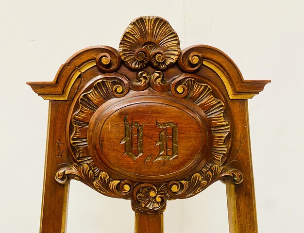 chevalet de style Louis XV en noyer massif finement sculpté . XIX siècle .