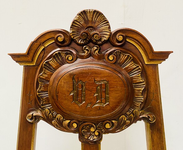 chevalet de style Louis XV en noyer massif finement sculpté . XIX siècle .