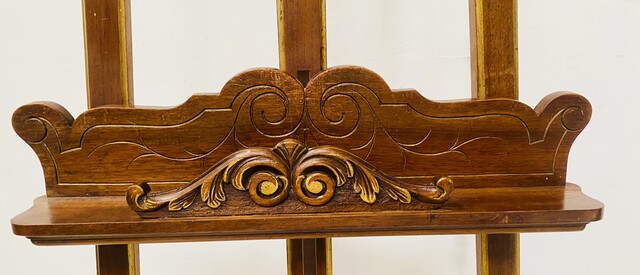 chevalet de style Louis XV en noyer massif finement sculpté . XIX siècle .