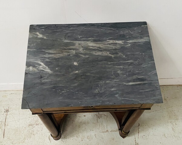 chevet coiffeuse époque empire en placage d'acajou dessus marbre . XIX siècle .