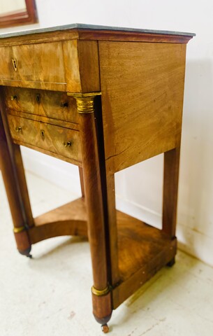 chevet coiffeuse époque empire en placage d'acajou dessus marbre . XIX siècle .