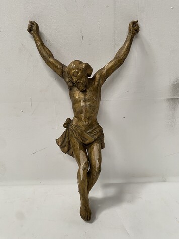 christ en bois finement sculpté et doré . XIX siècle .