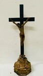 christ sur croix en pied en bois naturel patiné polychrome . XVIII siècle .