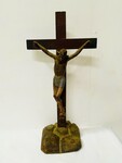 christ sur croix en pied en bois naturel patiné polychrome . XVIII siècle .