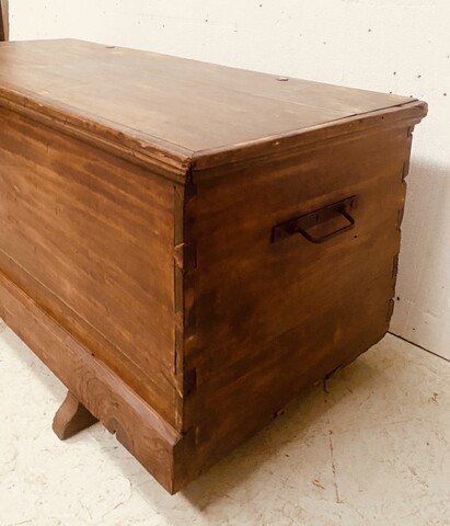 coffre en peuplier massif teinté noyer . XIX siècle .