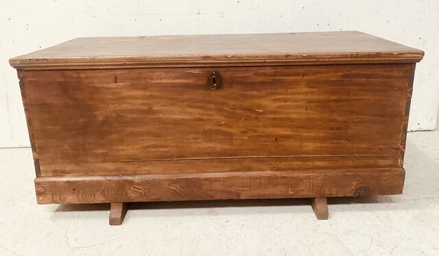 coffre en peuplier massif teinté noyer . XIX siècle .