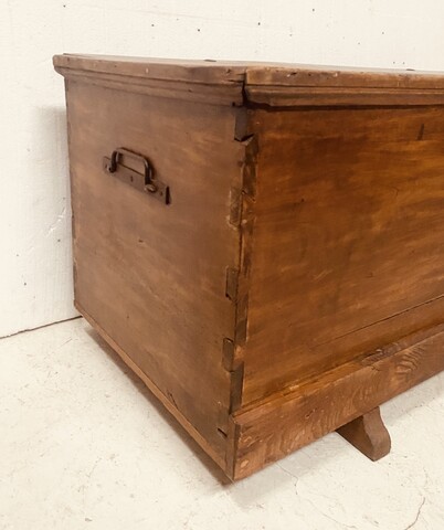 coffre en peuplier massif teinté noyer . XIX siècle .