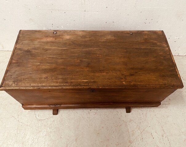 coffre en peuplier massif teinté noyer . XIX siècle .