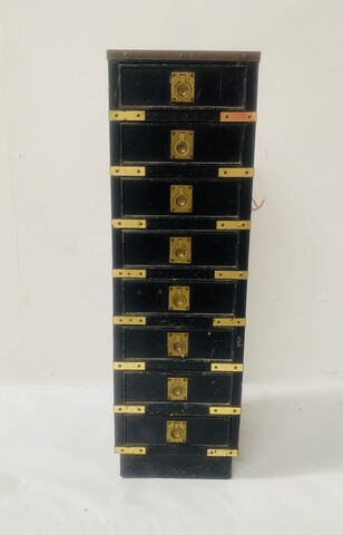 coffret minimaliste art brut en bois noirci gainé de laiton . XX siècle .