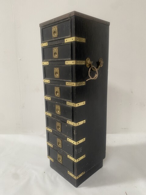 coffret minimaliste art brut en bois noirci gainé de laiton . XX siècle .