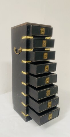 coffret minimaliste art brut en bois noirci gainé de laiton . XX siècle .