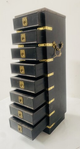 coffret minimaliste art brut en bois noirci gainé de laiton . XX siècle .