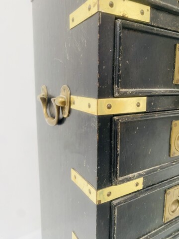 coffret minimaliste art brut en bois noirci gainé de laiton . XX siècle .