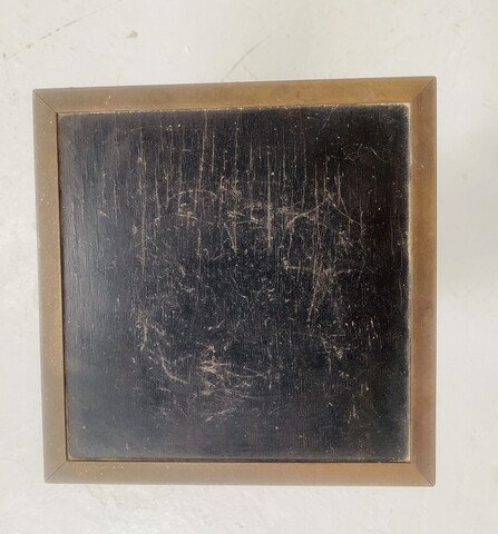 coffret minimaliste art brut en bois noirci gainé de laiton . XX siècle .