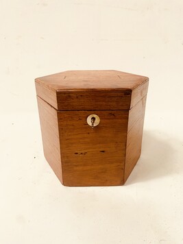 coffret octogonale en noyer massif patiné comporte la clé . XIX siècle .