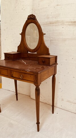 coiffeuse en noyer massif plateau en marbre rouge griotte . XX siècle .