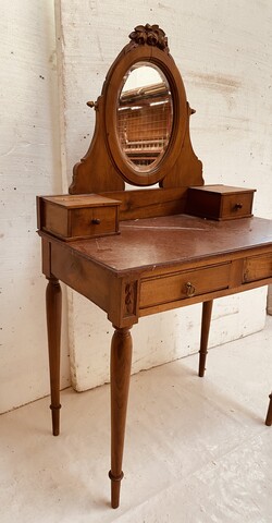 coiffeuse en noyer massif plateau en marbre rouge griotte . XX siècle .