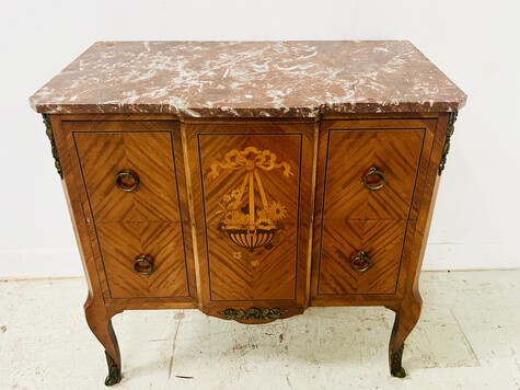 Commode à ressaut central de style Louis XV en marqueterie . XX siècle .