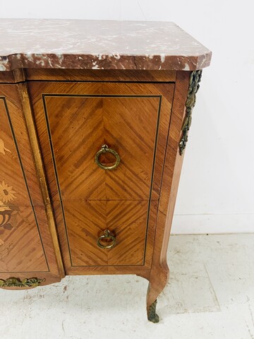 Commode à ressaut central de style Louis XV en marqueterie . XX siècle .