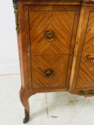 Commode à ressaut central de style Louis XV en marqueterie . XX siècle .