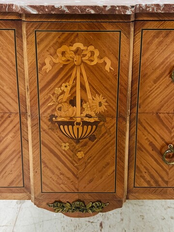 Commode à ressaut central de style Louis XV en marqueterie . XX siècle .