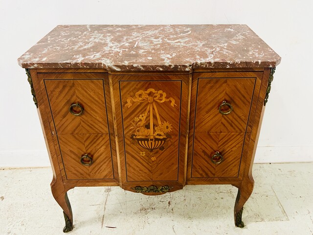 Commode à ressaut central de style Louis XV en marqueterie . XX siècle .