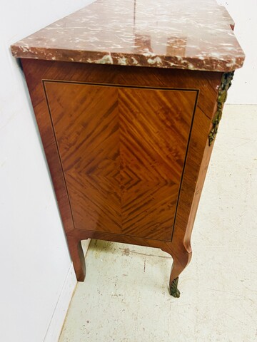 Commode à ressaut central de style Louis XV en marqueterie . XX siècle .