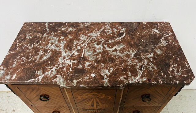 Commode à ressaut central de style Louis XV en marqueterie . XX siècle .