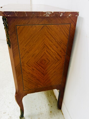 Commode à ressaut central de style Louis XV en marqueterie . XX siècle .