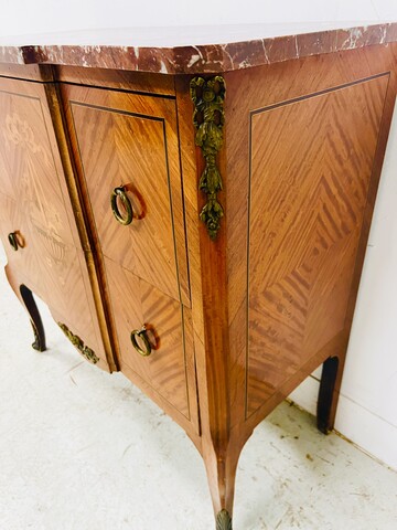 Commode à ressaut central de style Louis XV en marqueterie . XX siècle .