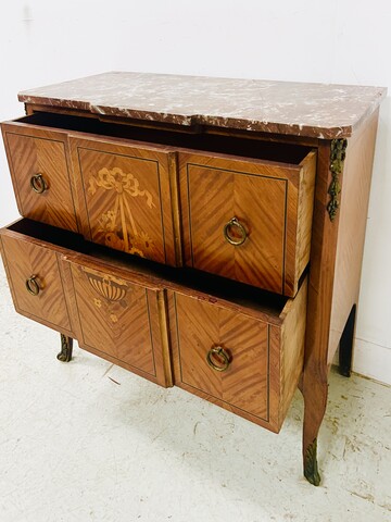 Commode à ressaut central de style Louis XV en marqueterie . XX siècle .