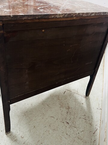 Commode à ressaut central de style Louis XV en marqueterie . XX siècle .