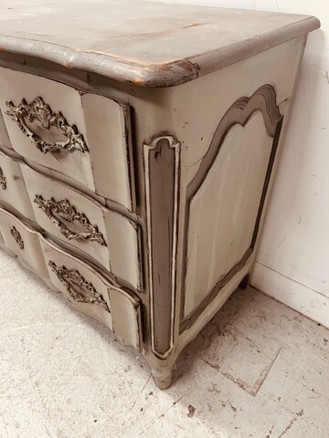 Commode arbalète de style louis XV patine à l'antique dessus bois . XX siècle .