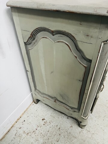 Commode arbalète de style louis XV patine à l'antique dessus bois . XX siècle .