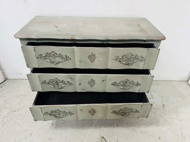 Commode arbalète de style louis XV patine à l'antique dessus bois . XX siècle .