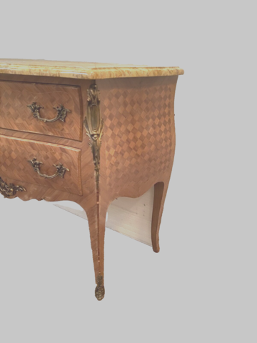 commode de style louis XV dessus marbre trois tiroirs en façade . XX siècle .